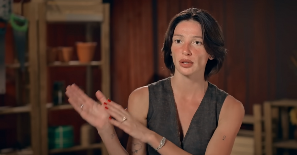 Настя Ивлеева украсила елку к Новому году домашними игрушками и фигурками